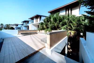 Houses for sale Chonburi : Luxury Beachfront Pool Villa for Sale – Only 45 meters to the sea!