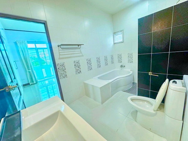 รูป บ้านเดี่ยวหรู 2 ชั้น 3 นอน 100 ตร.ว. 300 ตร.ม. หลังมุม สภาพสวย ศรีราชาะนิคมอุตสาหกรรม ใกล้ เจพาร์ค ศรีราชา 500 ม. - รูปที่ 5/8