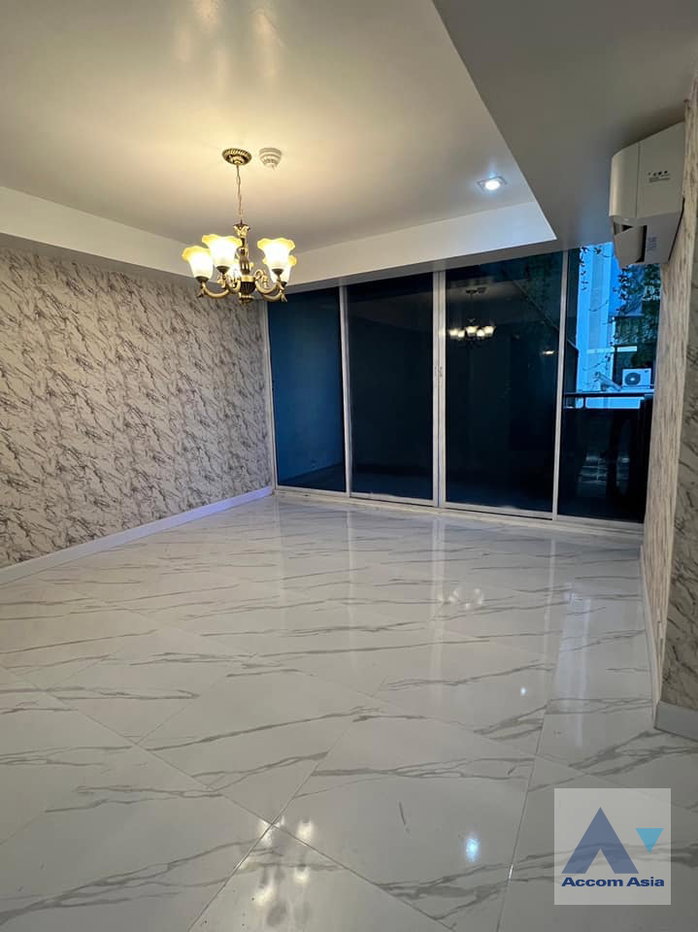 picture 🔼🔽 AccomA 📩 Spacious unit with high ceilings and potential in Sukhumvit (AA38718) - 8/10