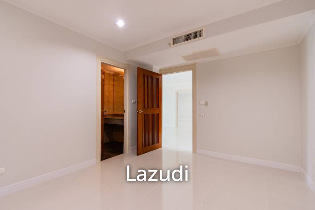 picture THE BEACH PALACE :  3 Bed Beachfront condo - 10/26