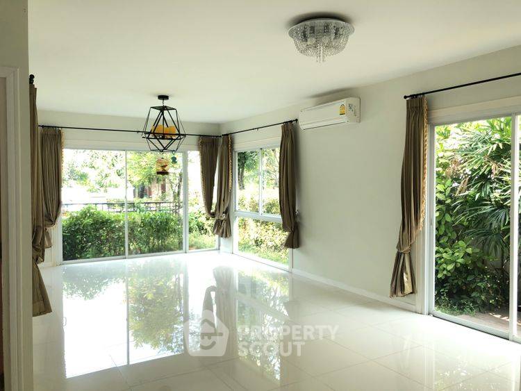 รูป บ้าน 3-ห้องนอน ที่ โฮมเพลส เดอะ พาร์ค วงแหวน – พระราม 9 ใกล้ ท่าอากาศยานสุวรรณภูมิ (ID 2756868) - รูปที่ 1/8