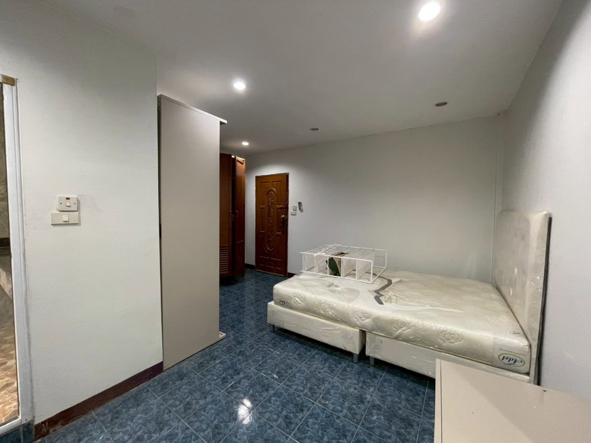 รูป ให้เช่า ทาวน์เฮาส์ 3 ชั้น ใกล้ MRT จรัญสนิทวงศ์ 13 เพียง 200 เมตร เดินถึงสถานี ทำเลดีมาก เข้าเมืองสะดวก เหมาะอยู่อาศัยหรือทำโฮมออฟฟิศ - รูปที่ 4/10