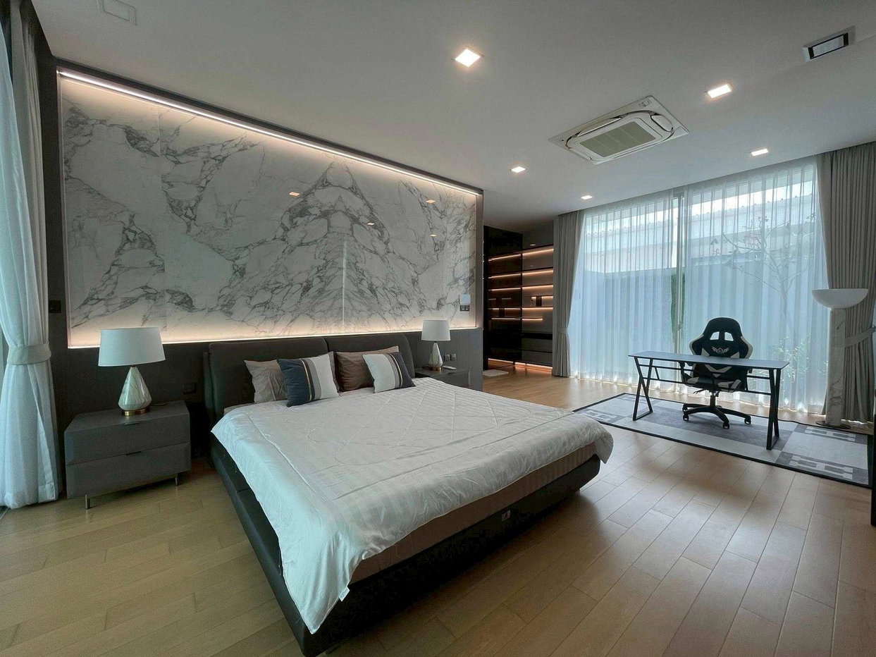 รูป Luxury House for Rent Ekkamai-Ramindra | Family Home Prime Location | Near BTS Mayalap | 220,000 THB/Month- LTH14859 - รูปที่ 1/6