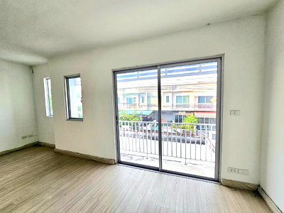 Townhouses for sale Bangkok : Urgent sale! 3-bedroom, 2-bathroom townhome, The Connect 15, near Airport Link Ban Thap Chang.