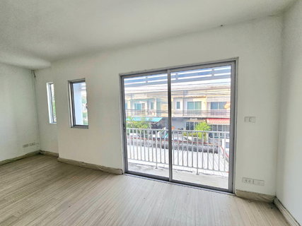 Urgent sale! 3-bedroom, 2-bathroom townhome, The Connect 15, near Airport Link Ban Thap Chang.