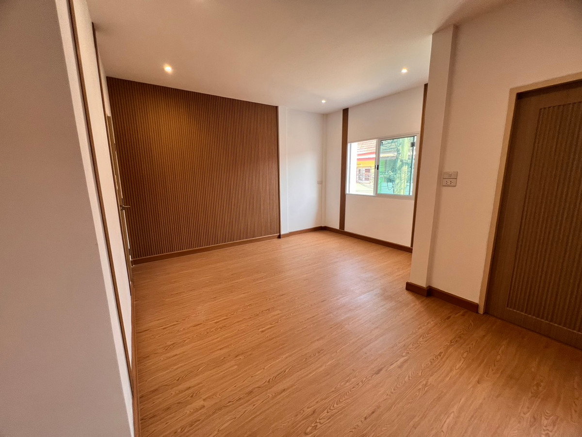 รูป 🏠 ทาวน์โฮม 2 ชั้น ใกล้ 🚇 MRT จรัญฯ 📍 ทำเลดี เข้าเมืองง่าย 🏘️  ✔️ รีโนเวทใหม่ทั้งหลัง สไตล์มินิมอล - รูปที่ 16/28