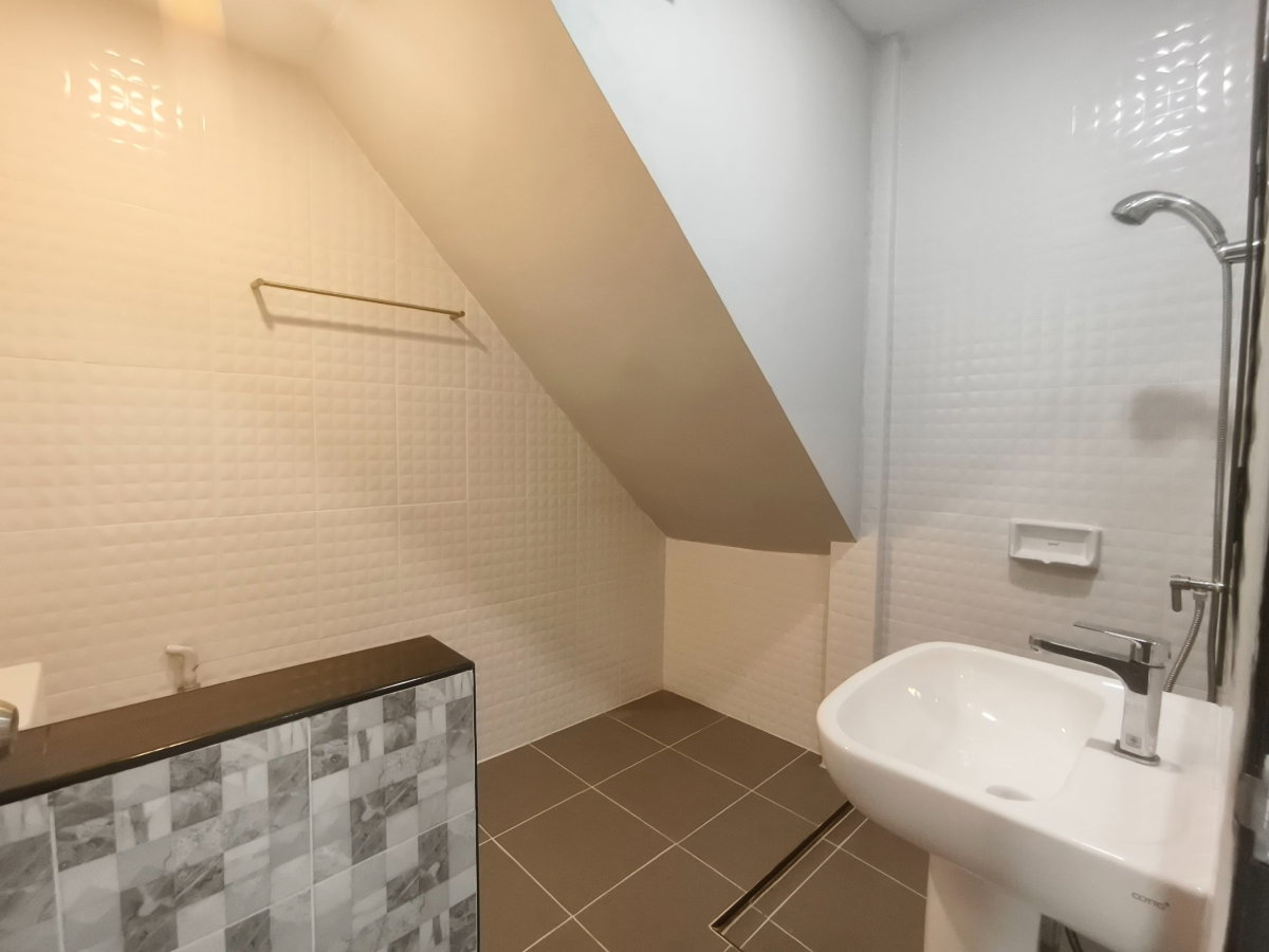 รูป บ้านใหม่พร้อมอยู่ รังสิต คลอง 1 ครัว Built-in สวย ไม่ต้องทำเพิ่ม เข้าอยู่ได้เลย ทำเลดี ใกล้ฟิวเจอร์พาร์ค รังสิต เดินทางสะดวก 2.xx ลบ. - รูปที่ 28/30