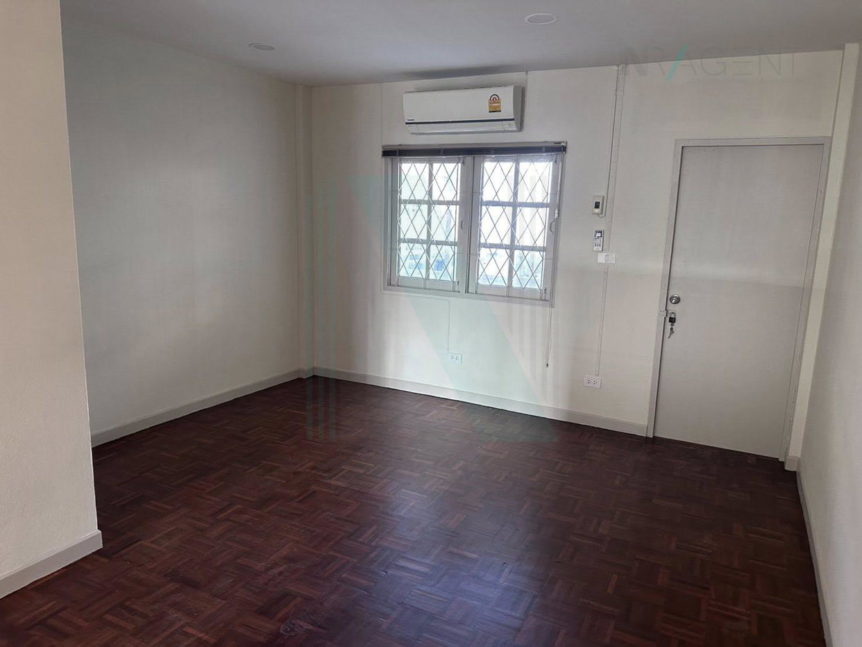 รูป 📌 ให้เช่าทาวน์เฮาส์ 3 ชั้น หมู่บ้านไพโรจน์ บางนา 8 ห้องนอน 6 ห้องน้ำ - รูปที่ 6/8