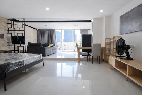 Big 1BR Condo 77 SQM Near BTS Asoke CBD High Floor Investment Deal - U6114834