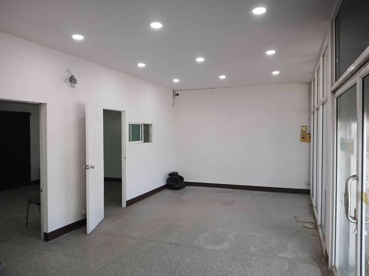 รูป ขายด่วนอาคารพาณิชย์ 4 ชั้น 2 คูหา พร้อมที่จอดรถด้านหน้า ทำเลดี เดินทางสะดวก ติดถนนมหิดล ป่าแดด ใกล้สนามบิน เซนทรัลแอร์พอร์ต - รูปที่ 8/27