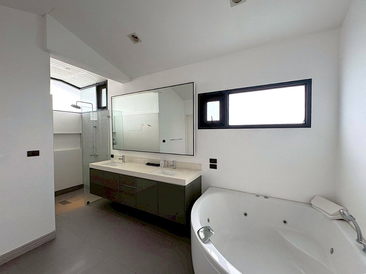 รูป บ้านหรู พร้อมสระว่ายน้ำส่วนตัว ใจกลางทองหล่อ ** NO CO-AGENT ** - รูปที่ 15/16
