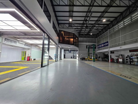 WS6974 🔥 ให้เช่าพื้นที่ธุรกิจรถยนต์ครบวงจร พระราม 9 พร้อมเปิดร้านได้ทันที! 🔥 เหมาะทำ ออฟฟิศ + พื้นที่รองรับครบ เพียง 185,000 บาท/เดือน