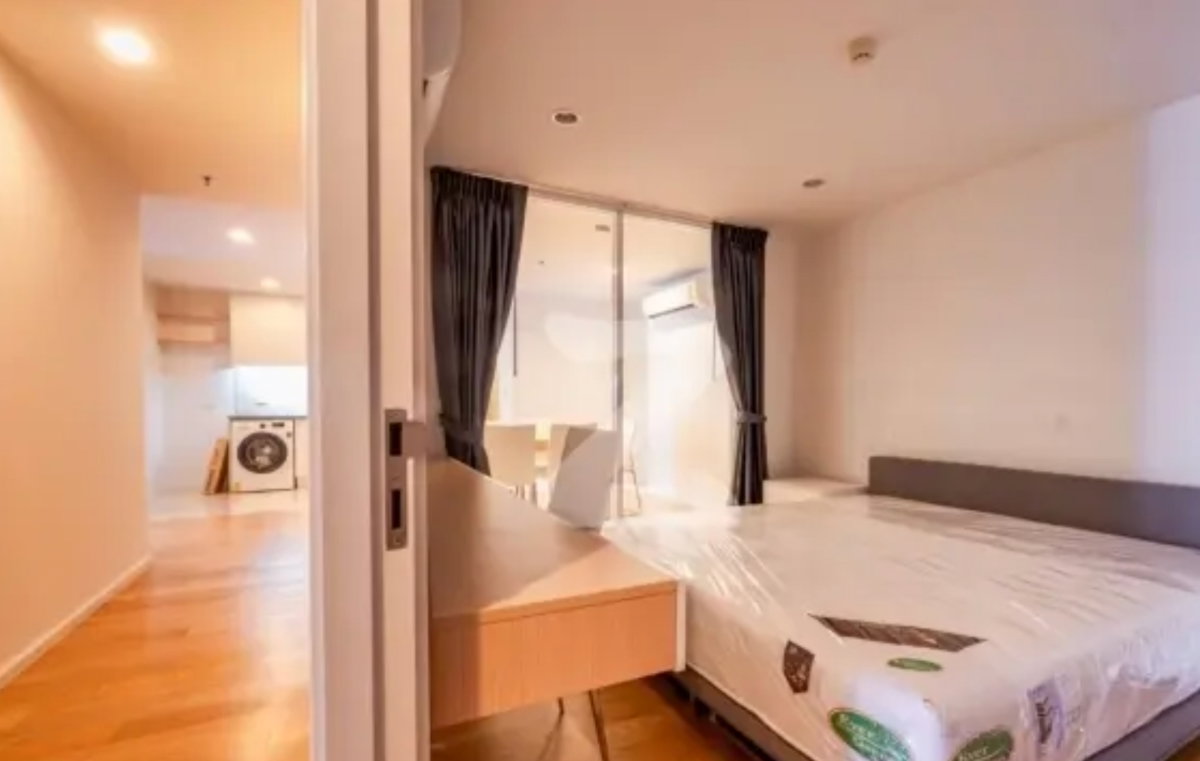 picture Spacious 3-Bedroom Condo in Sukhumvit 15 | High Floor | CBD Living - 3/5