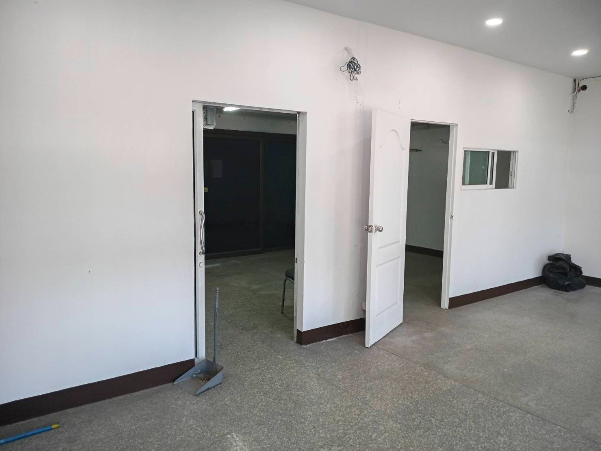 รูป ขายด่วนอาคารพาณิชย์ 4 ชั้น 2 คูหา พร้อมที่จอดรถด้านหน้า ทำเลดี เดินทางสะดวก ติดถนนมหิดล ป่าแดด ใกล้สนามบิน เซนทรัลแอร์พอร์ต - รูปที่ 7/27