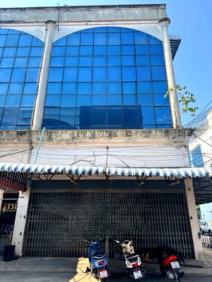 Shophouses for rent Din Daeng : WS6973 🔥 5-story commercial building for rent, Inthamara Soi 26, near MRT Sutthisan (only 500 meters away). Rent: 70,000 THB/month.
