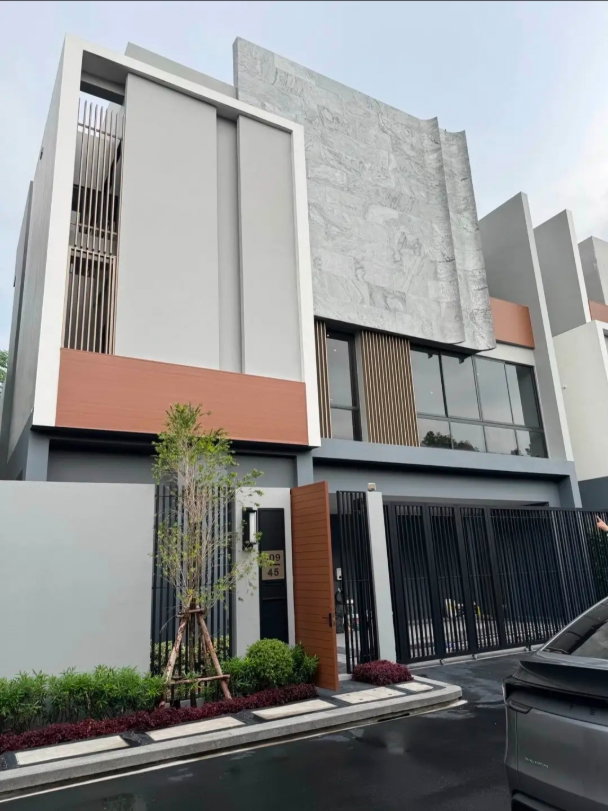 บ้านเดี่ยวให้เช่า : 📣📣 ให้เช่า Bugaan Krungthep Kreetha บ้านเดี่ยวหรู 3 bedrooms พร้อมลิฟท์+EV Charger (พิมพ์ 0974164645 Line: JKJK4645 แทนการคลิกปุ่มสีฟ้า,เขียว)  
