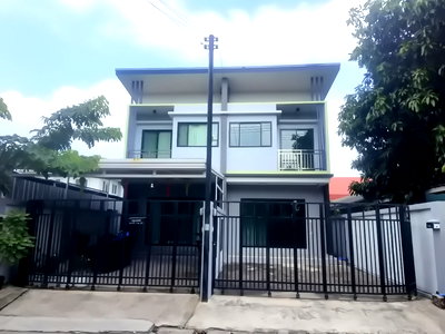 ขายบ้านแฝด :   บ้านใหม่พร้อมอยู่ รังสิต คลอง 1 ครัว Built-in สวย ไม่ต้องทำเพิ่ม เข้าอยู่ได้เลย ทำเลดี ใกล้ฟิวเจอร์พาร์ค รังสิต เดินทางสะดวก  2.xx ลบ.