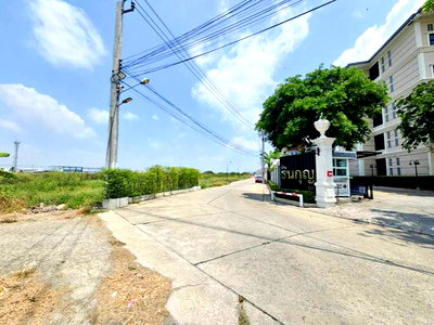 Land for sale International Laboratories : Prime land for sale, located next to a concrete road, near Suvarnabhumi Airport.