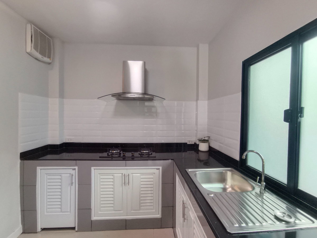รูป บ้านใหม่พร้อมอยู่ รังสิต คลอง 1 ครัว Built-in สวย ไม่ต้องทำเพิ่ม เข้าอยู่ได้เลย ทำเลดี ใกล้ฟิวเจอร์พาร์ค รังสิต เดินทางสะดวก 2.xx ลบ. - รูปที่ 11/30