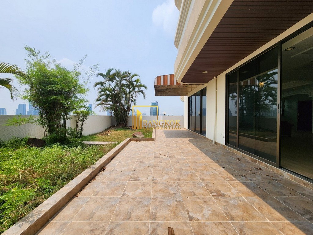 รูป Desirable 4 Bedroom Duplex Apartment in Phrom Phong Area - BR0452AP - รูปที่ 4/39