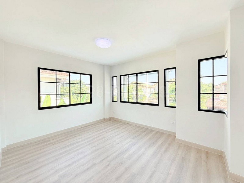 รูป ขายบ้านเดี่ยวชั้นเดียว มบ.ชัยพฤกษ์2 ถ.คุ้มเกล้า 12 เนื้อที่ 54 ตรว 3นอน 2น้ำ ห้องน้ำเปลี่ยนสุขภัณฑ์ใหม่ บ้านพื้นที่กว้าง - รูปที่ 3/8