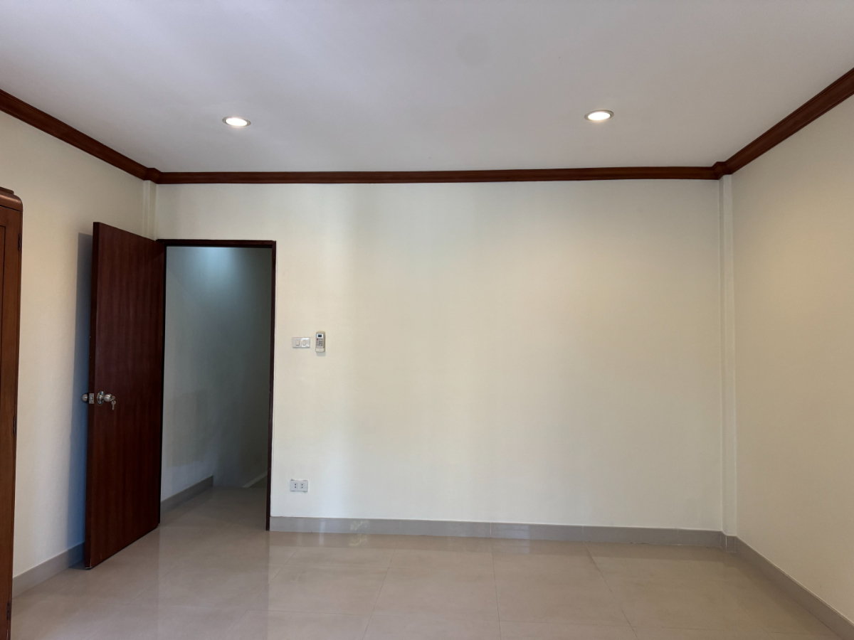 picture Townhouse for Sale Near BTS Phahon Yothin 59 - 3/16