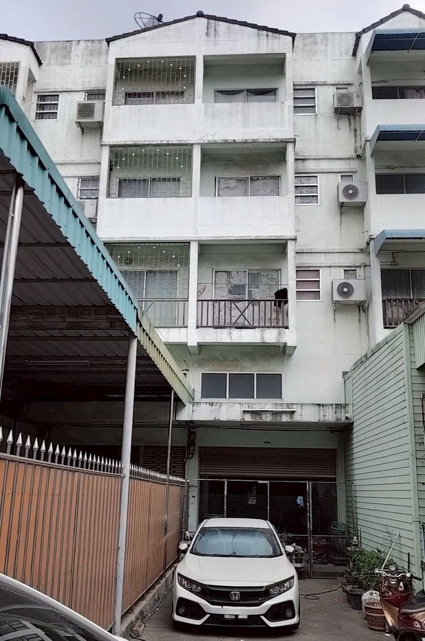 รูป ขายด่วน! อาคารพาณิชย์ 4 ชั้น ราคาถูกสุดในย่านนี้  สีกัน ดอนเมือง รีบขาย 32 ตรว - รูปที่ 2/2