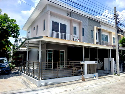 Townhouses for rent Nonthaburi : Townhouse for rent at the corner of The Connect Chaengwattana Tel.0999983897