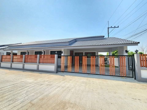 ปล่อยเช่าบ้านใหม่พร้อมเฟอร์ฯ โซนสารภีหลังเทศบาลขัวมุง เดินทางสะดวกมาก หน้าปากซอยมี 7-11 , ตลาดสด