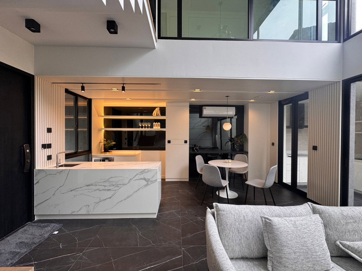 รูป R109 📣Luxury Townhome ใจกลางรัชดา – ห้วยขวาง ✨ ใกล้ MRT สุทธิสาร เพียง 15.9 ล้านบาท - รูปที่ 2/11