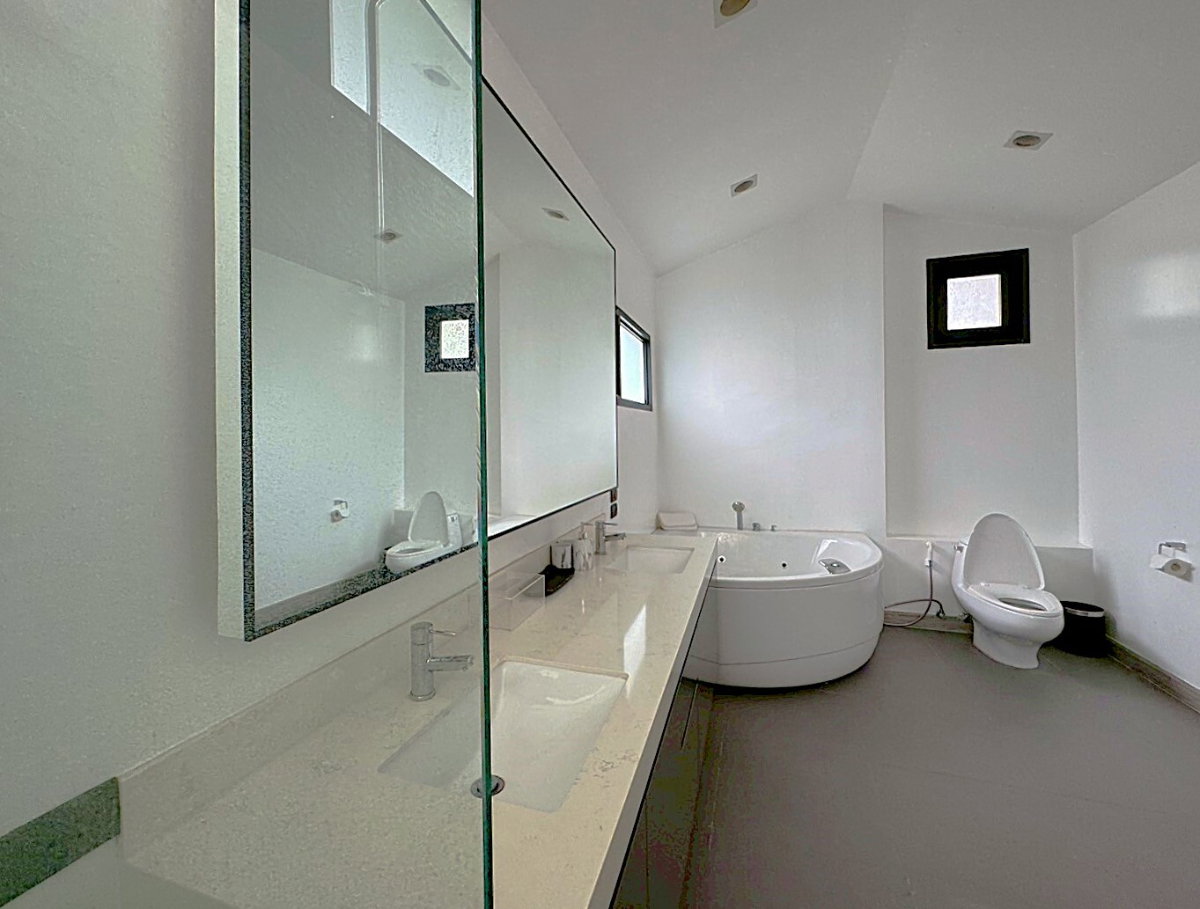 รูป บ้านหรู พร้อมสระว่ายน้ำส่วนตัว ใจกลางทองหล่อ ** NO CO-AGENT ** - รูปที่ 14/16