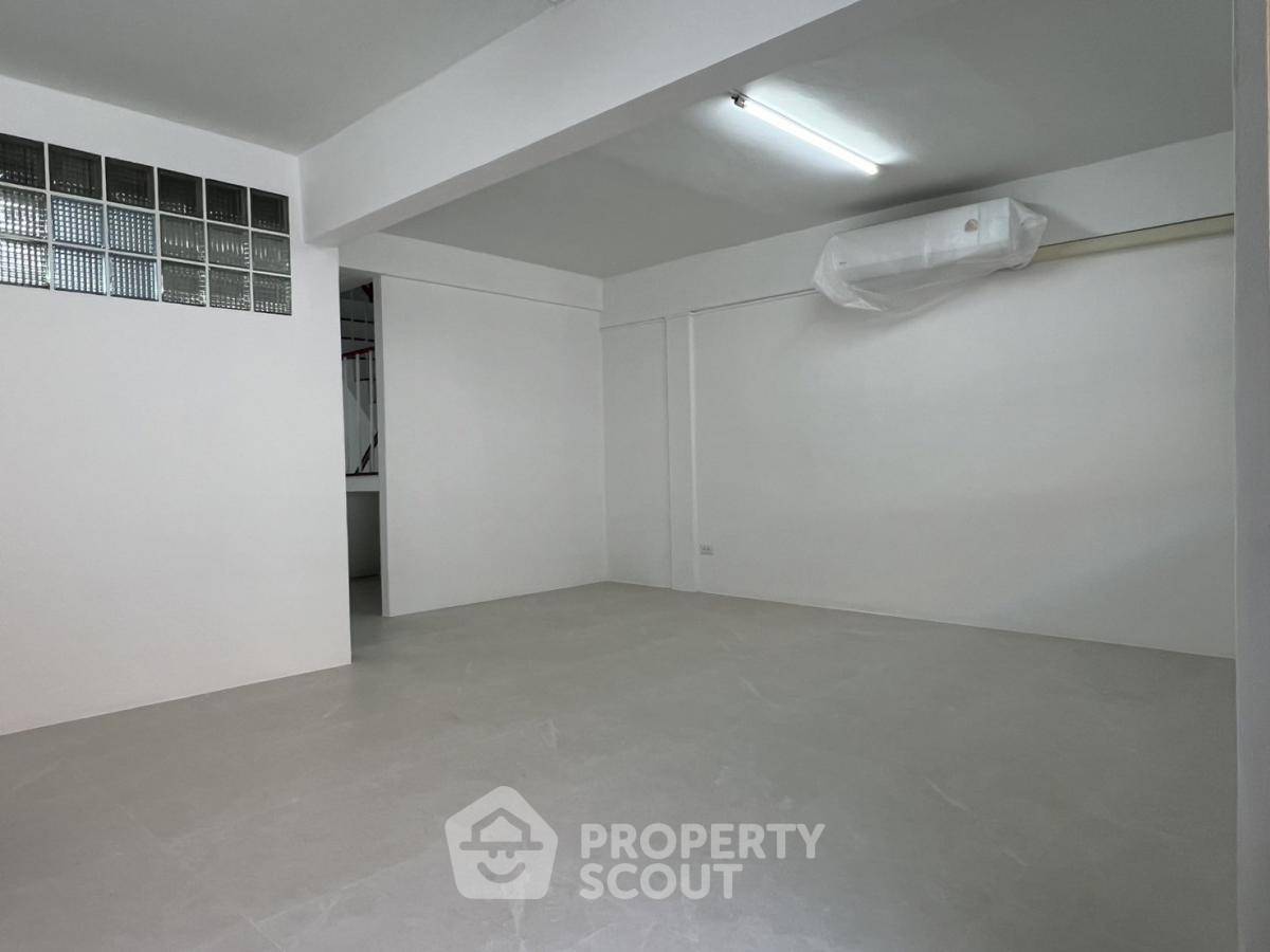 picture 3-BR Townhouse near MRT Phra Ram 9 (ID 1999650) - 3/8