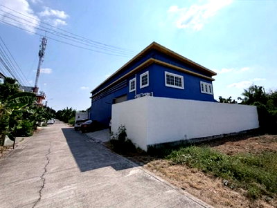 เช่าโรงงาน ม.กรุงเทพธนบุรี : ให้เช่าโกดังพร้อมสำนักงานพร้อมห้องพัก / ใช้สอย 405 ตารางเมตร / Office 2 ชั้น / ทำเล ถนนกาญจนาภิเษก ติดกับสมาคมปักใต้ / รถเทรลเลอร์ ตู้สั้น เข้าออกได้