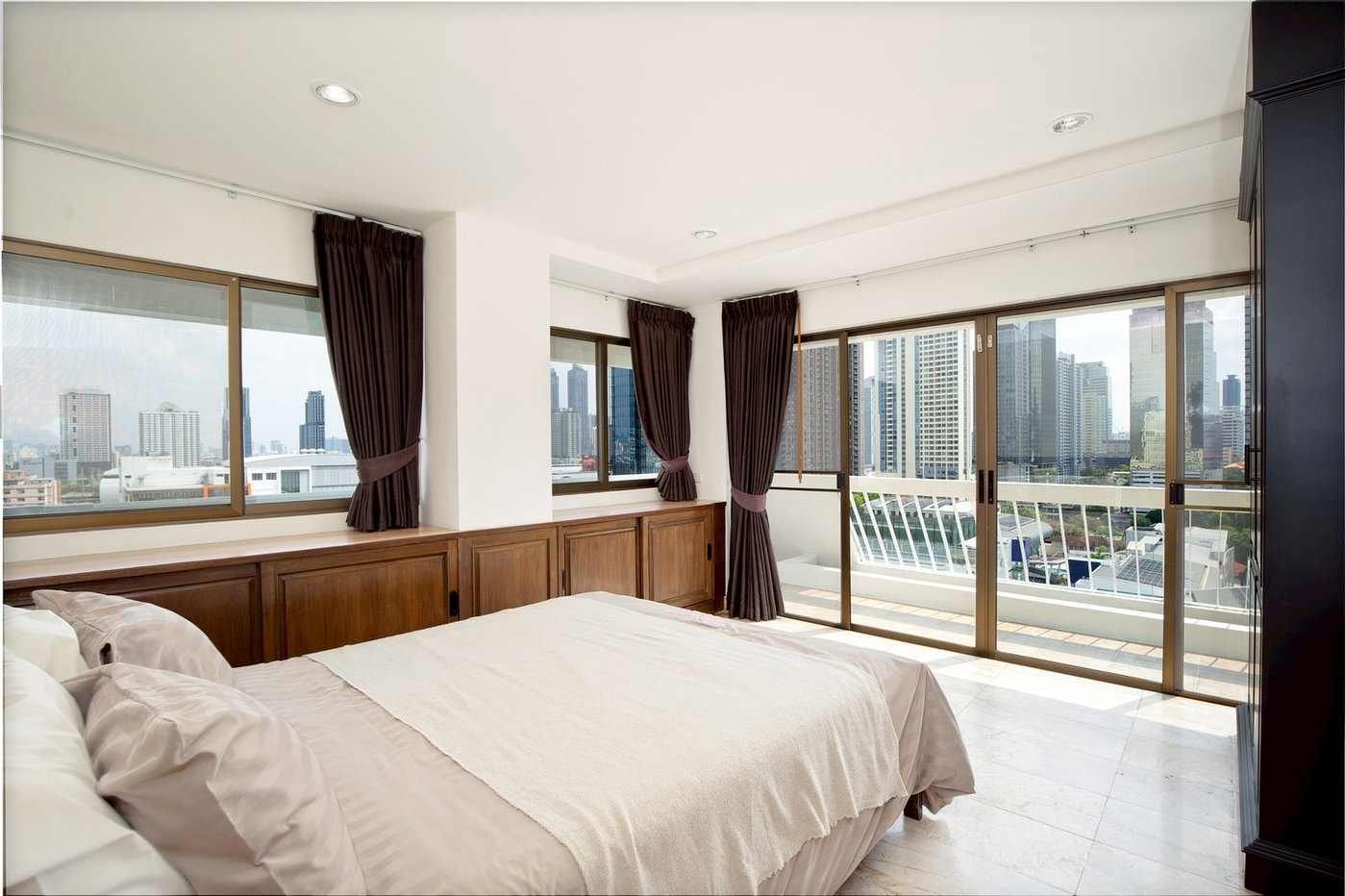 รูป Spacious Condo for Rent Asok | City Lifestyle Best Value | Near BTS Asok | 95,000 THB/Month | คอนโดกว้างให้เช่า อโศก ไลฟ์สไตล์เมือง คุ้มค่า ใกล้ BTS อโศก 95,000 บาท/เดือน – LTH14863 - รูปที่ 3/10