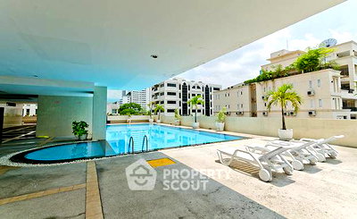 Condos for sale : 3-BR Condo at Baan Prompong Condominium near MRT Phetchaburi (ID 882949)
