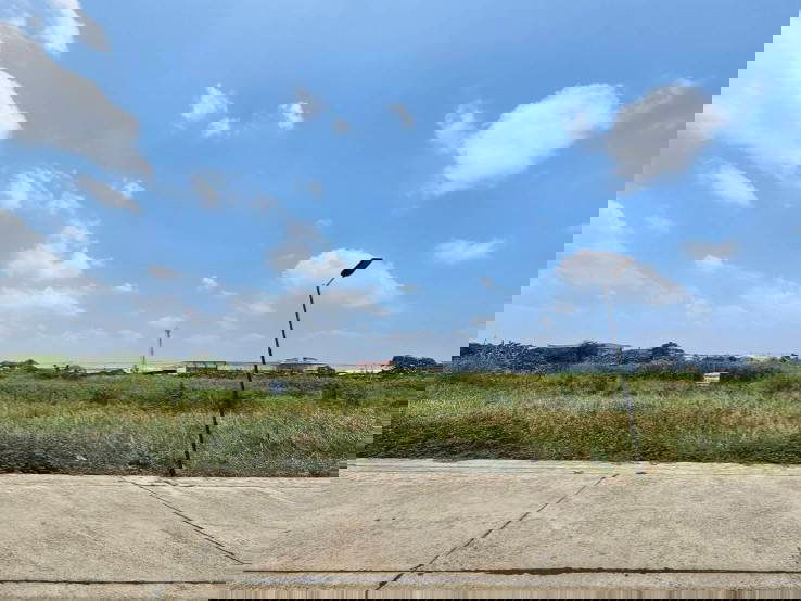 รูป ขายที่ดิน ทำเลทอง ติดถนนคอนกรีต ใกล้สนามบินสุรรณภูมิ - รูปที่ 4/7