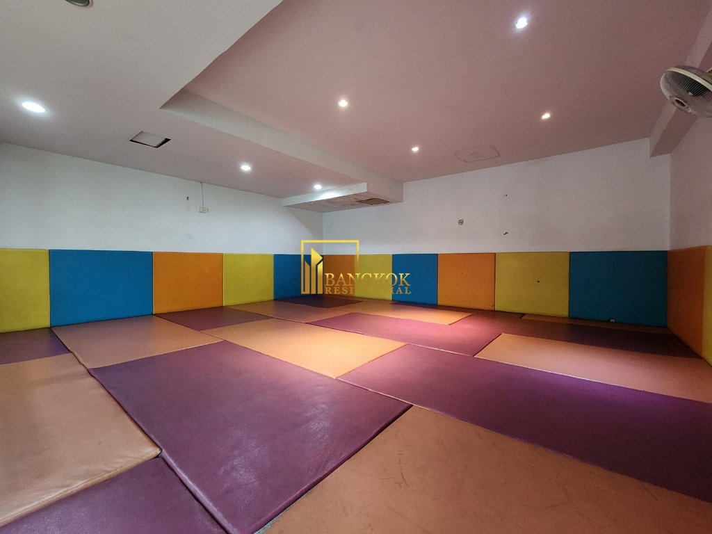 รูป Desirable 4 Bedroom Duplex Apartment in Phrom Phong Area - BR0452AP - รูปที่ 34/39