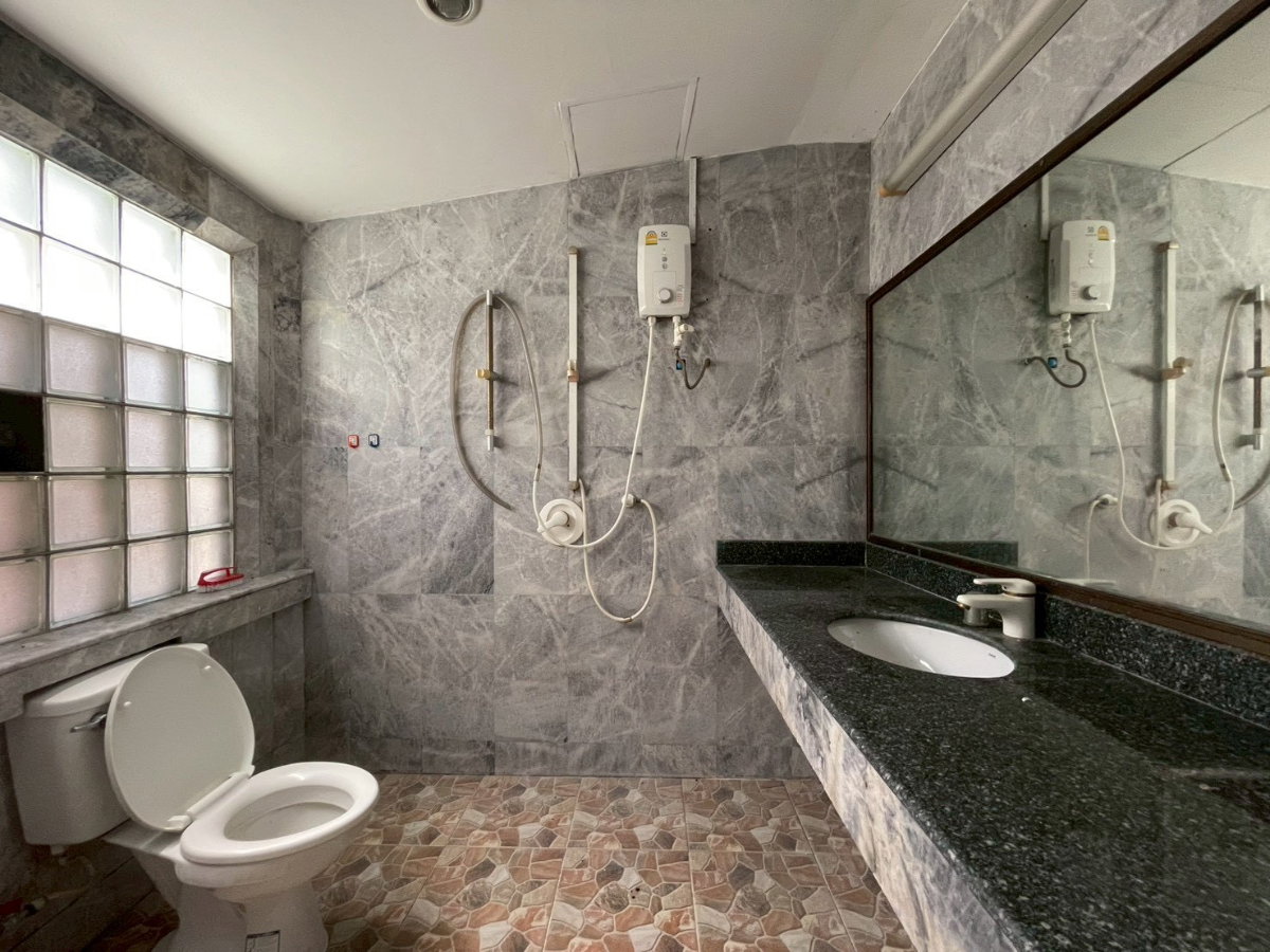 รูป ให้เช่า ทาวน์เฮาส์ 3 ชั้น ใกล้ MRT จรัญสนิทวงศ์ 13 เพียง 200 เมตร เดินถึงสถานี ทำเลดีมาก เข้าเมืองสะดวก เหมาะอยู่อาศัยหรือทำโฮมออฟฟิศ - รูปที่ 6/10