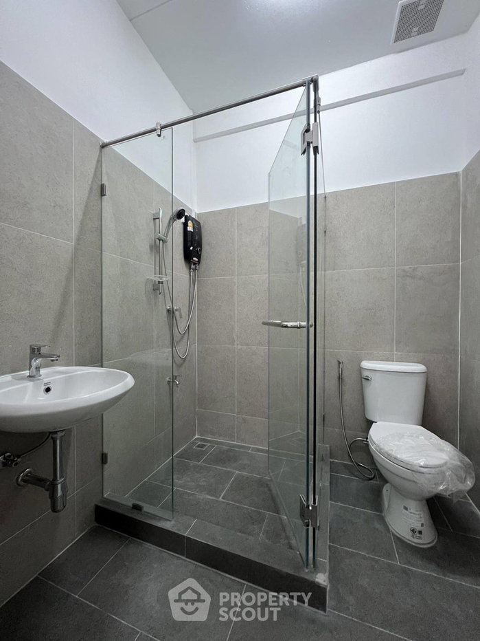 picture 3-BR Townhouse near MRT Phra Ram 9 (ID 1999650) - 7/8