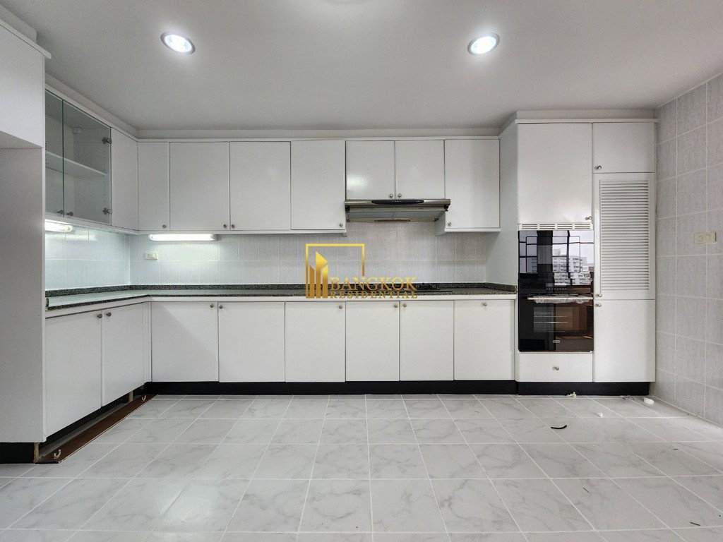 รูป Desirable 4 Bedroom Duplex Apartment in Phrom Phong Area - BR0452AP - รูปที่ 8/39