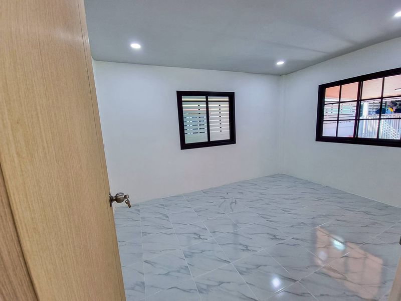 รูป ขายด่วน! บ้านเดี่ยวรีโนเวทใหม่ ใกล้เครือสหพัฒน์-นิคมแหลมฉบัง - รูปที่ 4/11