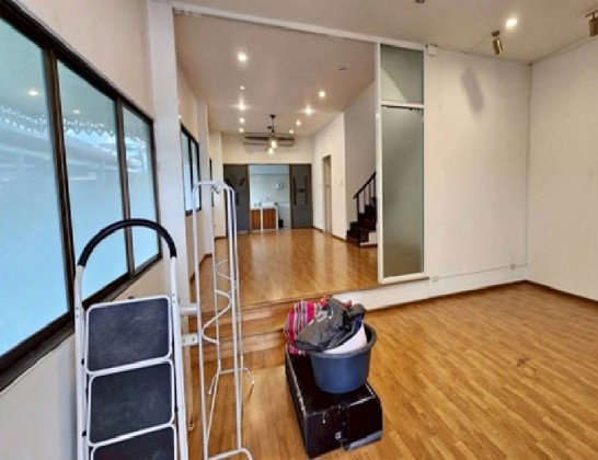 รูป ให้เช่าทาวน์โฮม 3 ชั้น หมู่บ้านศรีวรา ทาวน์อินทาวน์ / บ้านเปล่า ไม่มีเฟอร์นิเจอร์ / แอร์ 4 เครื่อง / เหมาะสำหรับทำเป็นออฟฟิศ สำนักงาน จดบริษัทได้ - รูปที่ 4/10