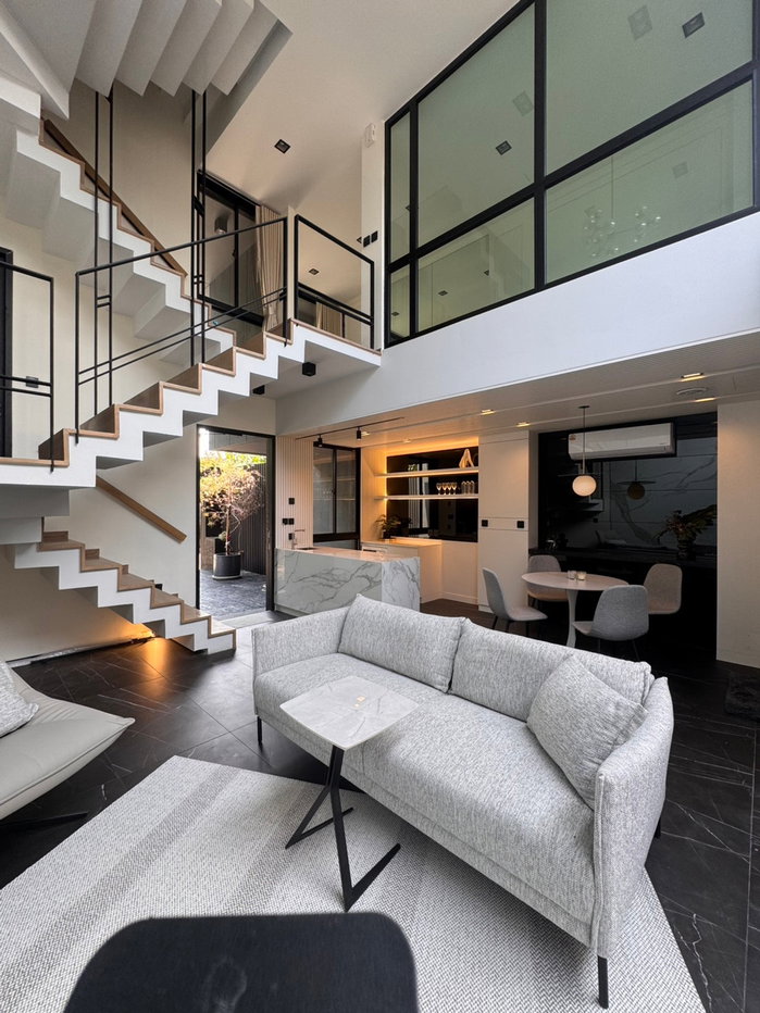 รูป R109 📣Luxury Townhome ใจกลางรัชดา – ห้วยขวาง ✨ ใกล้ MRT สุทธิสาร เพียง 15.9 ล้านบาท - รูปที่ 1/11