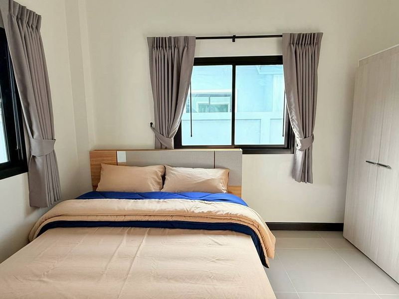 รูป บ้านเดี่ยวสร้างใหม่ ใกล้โรงเรียนศรีสุวิช ทำเลดี พร้อมเข้าอยู่ - รูปที่ 10/18