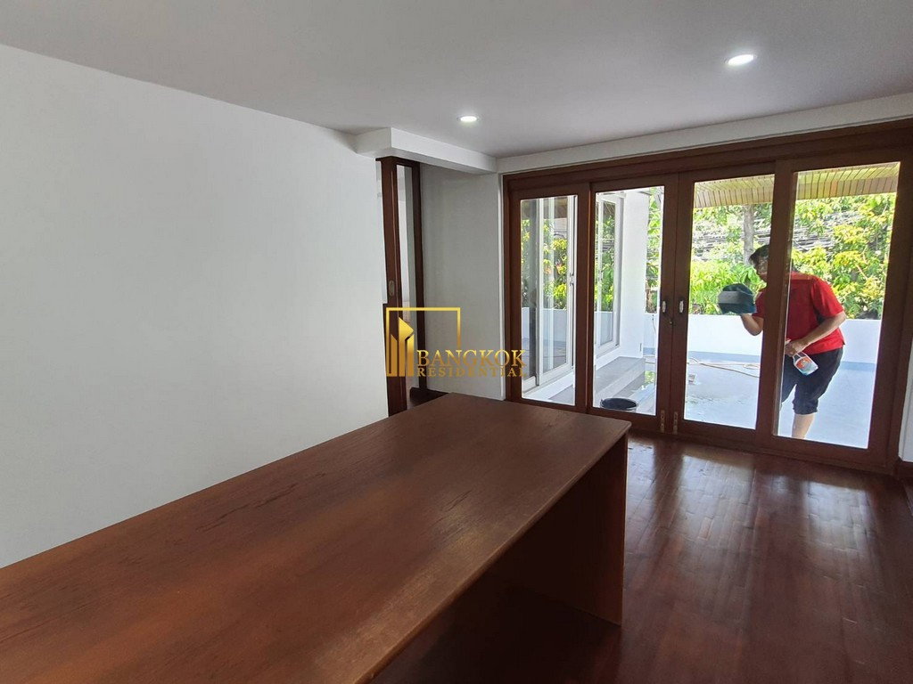 รูป Very Spacious 3 Bedroom House With Pool in Ekkamai Area - BR2621CD - รูปที่ 24/38