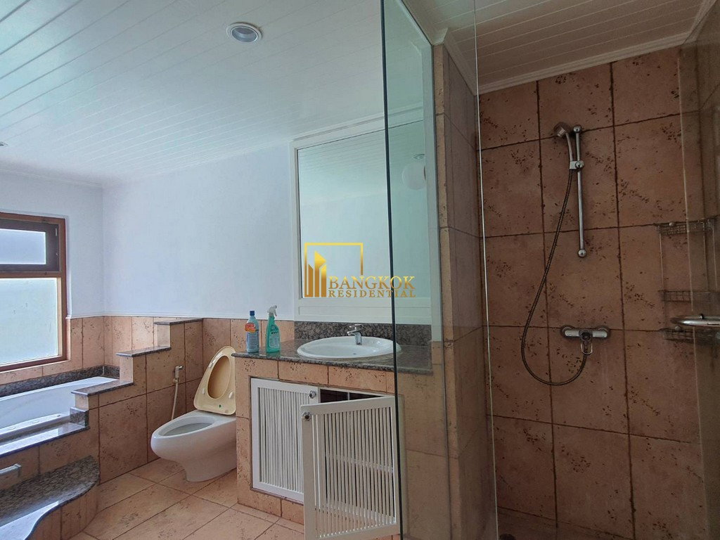 รูป Very Spacious 3 Bedroom House With Pool in Ekkamai Area - BR2621CD - รูปที่ 21/38