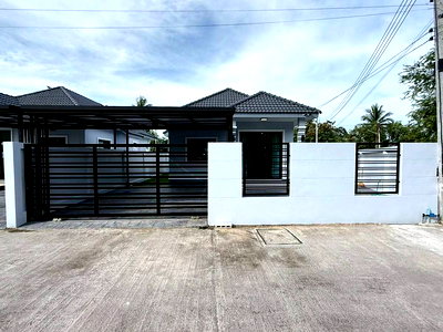 Houses for sale Chonburi : Newly built detached house near Srisuwit School. Excellent location. move in Ready