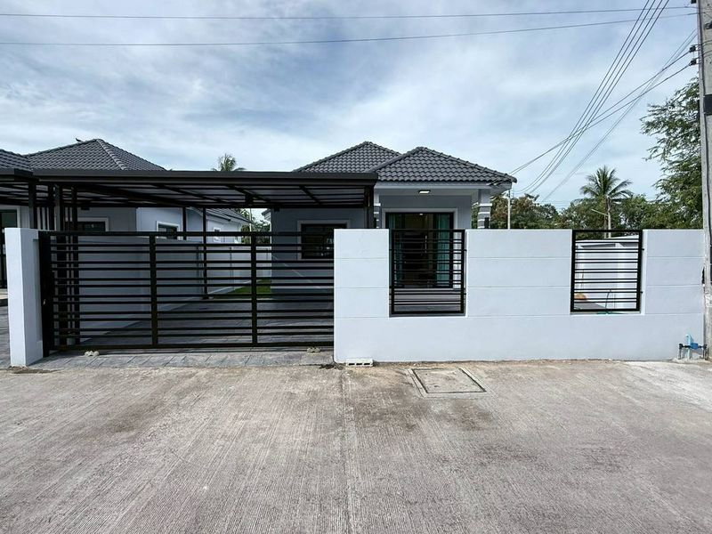 รูป บ้านเดี่ยวสร้างใหม่ ใกล้โรงเรียนศรีสุวิช ทำเลดี พร้อมเข้าอยู่ - รูปที่ 1/18