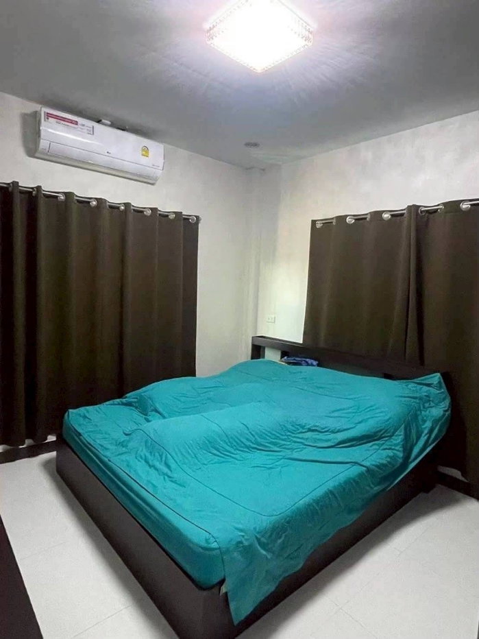 รูป ให้เช่าบ้านเดี่ยว 2 ชั้น ซอยลาดปลาเค้า 62 หมู่บ้านสุขนที5 ห้อง - 4 ห้องนอน (ห้องน้ำในตัว + แอร์ + เฟอร์ครบ เตียง/ตู้เสื้อผ้า/โต๊ะแป้ง) และ 1 ห้องเปล่า - รูปที่ 11/17
