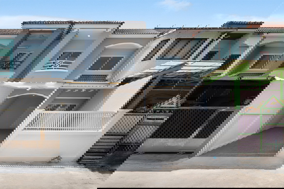 รูป ทาวน์โฮม 2 ชั้น รีโนเวทใหม่ หมู่บ้านร่มโพธิ์ บางบัวทอง ติดถนนใหญ่ ใกล้สถานีรถไฟฟ้าสี่แยกบางพลู พร้อมอยู่ - รูปที่ 1/13